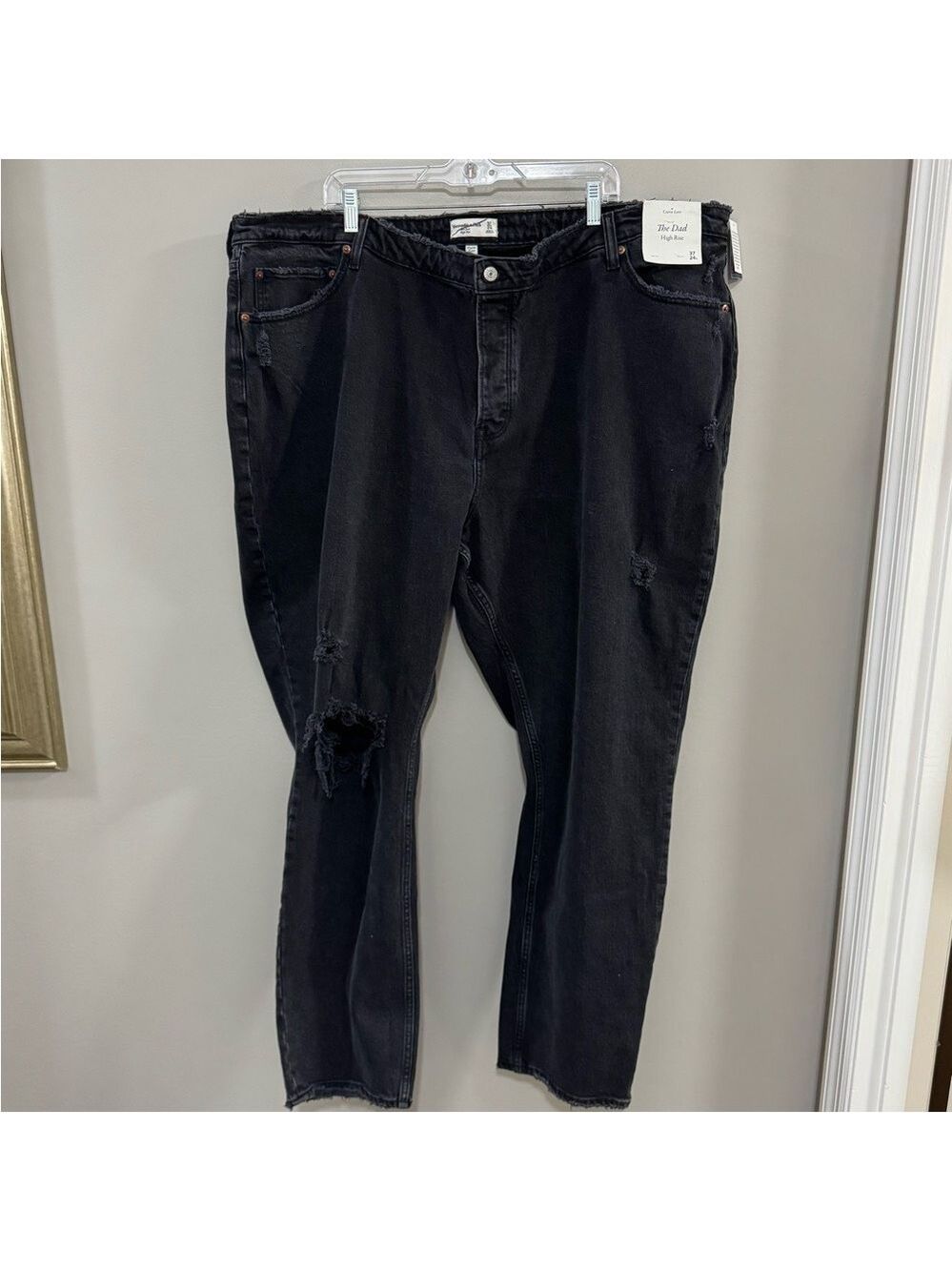 NWT Women's Abercrombie & Fitch Black Distressed The Dad High Rise Jeans.